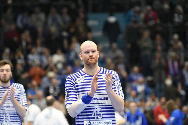 Alexander Becker 45 VfL Gummersbach applauds the audience, VfL Gummersbach HSC 2000 Coburg, men, 2 league, Liqui Moly Handball Bundesliga, 21 matchday, 18 02 2020, VfL Gummersbach HSC 2000 Coburg, handball, Liqui Moly 2 Handball Bundesliga, men, season 2019 20 Gummersbach Copyright: xAugstx xEibner-Pressefotox EP_jat