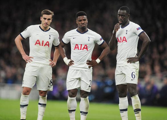 Sport Bilder des Tages Football - 2019 2020 UEFA Champions League - Round of Sixteen, First Leg: Tottenham Hotspur vs. RB Leipzig Dejected Spurs players, Harry Winks, Serge Aurier and Davinson Sanchez, at The Tottenham Hotspur Stadium. COLORSPORT ANDREW COWIE 