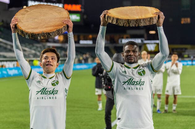 2020 Bilder des Jahres, Sport 02 Februar Sport Themen der Woche KW08 Sport Bilder des Tages PORTLAND, OR - FEBRUARY 19: Portland Timbers Ken Krolicki (left) and Dairon Asprilla (right) lift their slab trophies after their 4-2 defeat against the Minnesota United during the MLS, Fussball Herren, USA preseason match between the Minnesota United and the Portland Timbers on February 19, 2020, at Providence Park in Portland, OR. (Photo by Diego Diaz Icon Sportswire) SOCCER: FEB 19 MLS Preseason - Portland Timbers v Minnesota United Icon2002191094