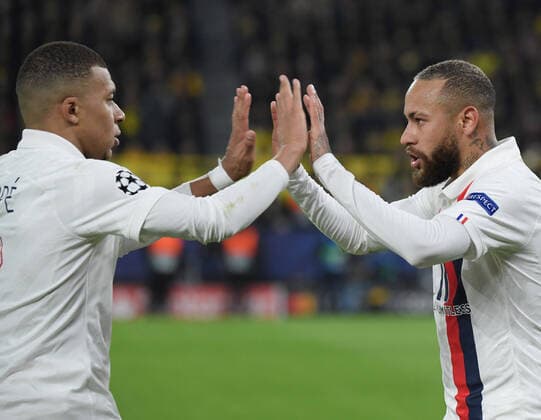 18 02 2020, Football, UEFA Champions League 2019 20, Round of 16, Borussia Dortmund Paris Saint Germain 2 1, Cheers Neymar Paris Saint Germain , re , and Kylian Mbappe Paris Saint Germain Dortmund Nordrhein Westfalen Germany Team2