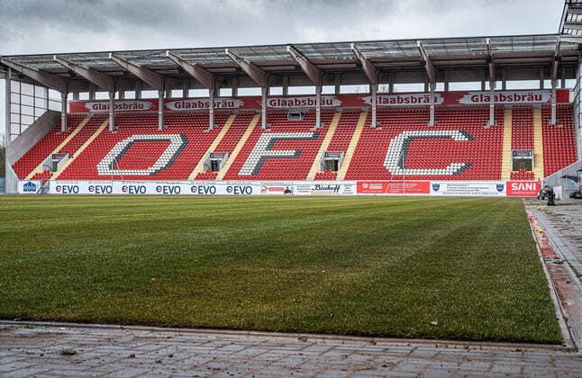 20 02 2020, xpsx, Fussball Regionalliga Suedwest, Offenbacher Kickers new turf v l Sparda Hesen Bank Stadium new turf DFL DFB REGULATIONS PROHIBIT ANY USE OF PHOTOGRAPHS as IMAGE SEQUENCES and or QUASI VIDEO Offenbach Hesse Germany DEU