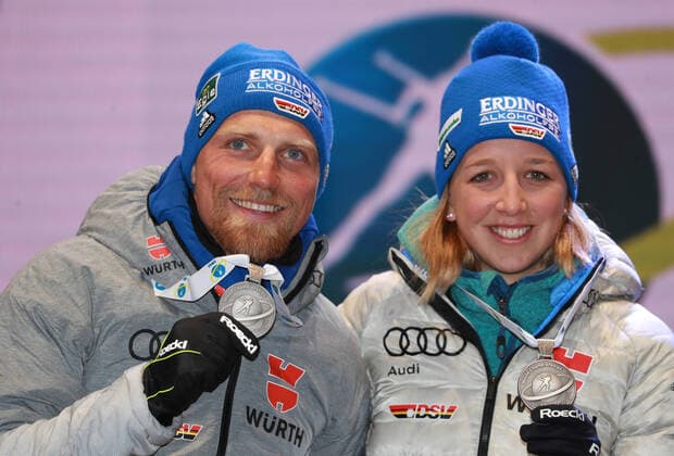 Sport Bilder des Tages BIATHLON - IBU World Championships Antholz 2020 ANTHOLZ,ITALY,20.FEB.20 - BIATHLON - IBU World Championships 2020, single mixed relay. Image shows the rejoicing of Erik Lesser, Franziska Preuss (GER). Keywords: medal. GEPAxpictures xAndreasxPranter