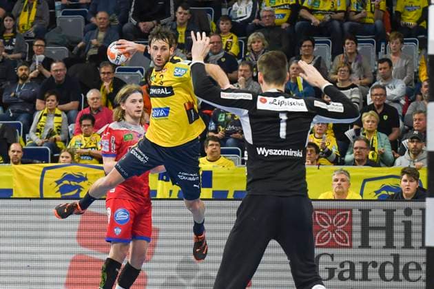 Rhein Neckar Loewe Uwe Gensheimer No. 3 against Lemgos Wyszomirski, Piotr No. 1 in the Handball Bundesliga, Rhein Neckar Loewen TBV Lemgo Lippe Mannheim 20 02 20 Handball 24 Matchday, Mannheim Baden Wuerttemberg Germany SAP Arena