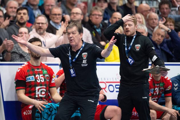 Lübbecke, Germany 20 02 2020 1 Handball Bundesliga 2019 2020 GWD Minden vs. Füchse Berlin L R Velimir Petkovic Trainer Berlin , Max Rinderle Co Trainer Berlin Lübbecke Nordrhein Westfalen Germany Kreissporthalle