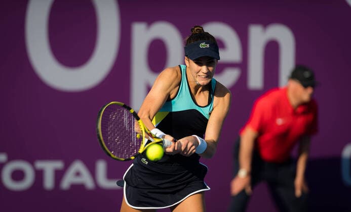 February 21, 2020, Dubai, UNITED ARAB EMIRATES: Bernarda Pera of the United States in action during qualifications at the 2020 Qatar Total Open WTA, Tennis Damen Premier 5 tennis tournament against Dasha Lopatetskaya of Ukrania 2020 Qatar Total Open, Tennis, Doha, Qatar, Feb 21 - ZUMAa181 20200221_zaa_a181_015 Copyright: xRobxPrangex