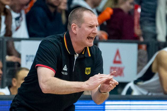 Basketball EM qualification, Germany France on 21 02 2020 at the Rasta Dome in Vechta Lower Saxony National coach Henrik Rödl cheers his players Copyright: xInderlied Kirchner-Mediax