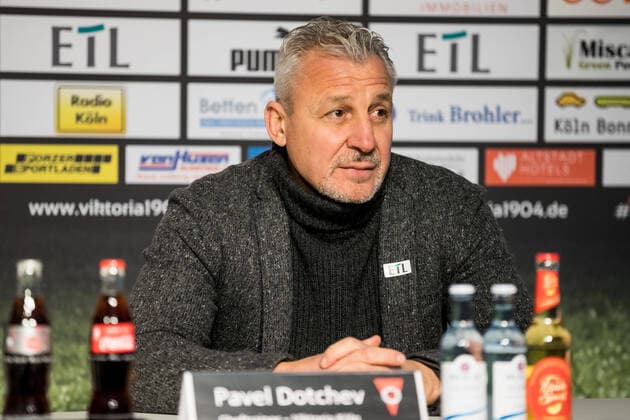 3 Football Bundesliga Viktoria Koeln SG Sonnenhof Grossaspach 21 02 2020 Pavel Dotchev Coach, Viktoria Koeln , 3 Football Bundesliga, Viktoria Koeln SG Sonnenhof Grossaspach, Koeln, Sportpark Hoehenberg DFL REGULATIONS PROHIBIT ANY USE OF PHOTOGRAPHS AS IMAGE SEQUENCES AND OR QUASI VIDEO Copyright: xBEAUTIFULxSPORTS Wunderlx