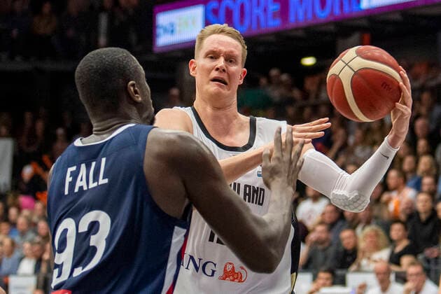 Basketball EM qualification, Germany France on 21 02 2020 in the Rasta Dome in Vechta Lower Saxony Frances Moustapha Fall l and Germanys Robin Benzing fight for the ball Copyright: xInderlied Kirchner-Mediax