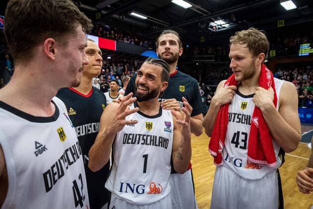Basketball Vechta 21 02 2020 FIBA EuroBasket 2021 Qualifier Qualification Germany GER France FRA Joshiko Saibou Germany, No 01 Andreas Obst Germany, No 42 Christian Sengfelder Germany, No 43 Cheers