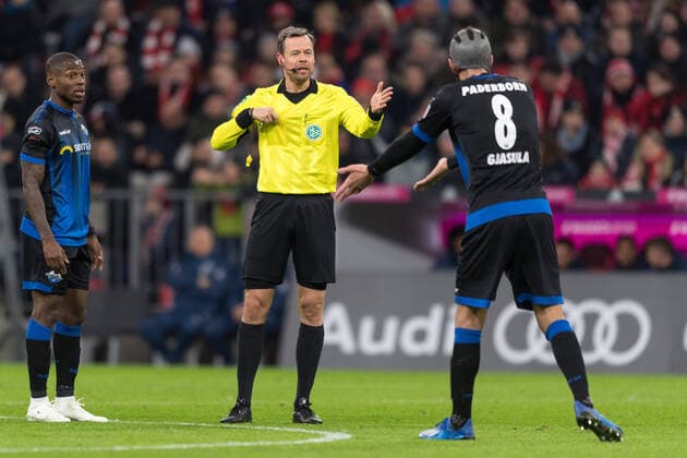 Fußball, Bundesliga, FC Bayern München - SC Paderborn 07 Im Bild Schiedsrichter Markus SCHMIDT und Klaus GJASULA (SC Paderborn, 8) reklamiert. München Allianz Arena Bayern Deutschland *** Football, Bundesliga, FC Bayern München SC Paderborn 07 In the picture referee Markus SCHMIDT and Klaus GJASULA SC Paderborn, 8 complained Munich Allianz Arena Bayern Deutschland Copyright: Passion2Press MarkusxFischerx
