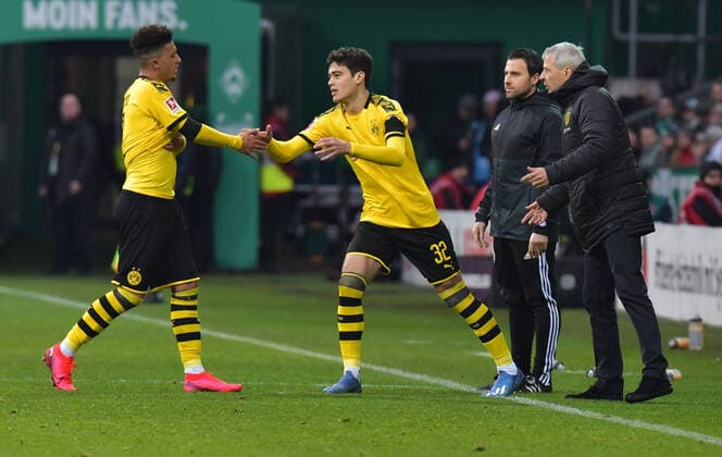 22 02 2020, xblx, Fussball 1 Bundesliga, SV Werder Bremen Borussia Dortmund emspor, f l Jadon Sancho Borussia Dortmund , Giovanni Reyna Borussia Dortmund , Coach Lucien Favre Borussia Dortmund , Substitution, Change, Substitution DFL DFB REGULATIONS PROHIBIT ANY USE OF PHOTOGRAPHS as IMAGE SEQUENCES and or QUASI VIDEO Bremen