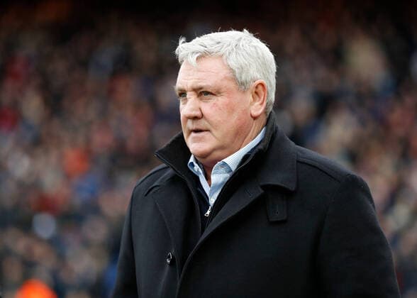 FuÃŸball, Trainerhistorie Crystal Palace von 1905 bis heute 22nd February 2020; Selhurst Park, London, England; English Premier League Football, Crystal Palace versus Newcastle United; Newcastle United Manager Steve Bruce looks at the pitch while walking towards the dugout from the tunnel before kick off - Strictly Editorial Use Only. No use with unauthorized audio, video, data, fixture lists, club league logos or live services. Online in-match use limited to 120 images, no video emulation. No use in betting, games or single club league player publications  ActionPlus12213410 JohnxPatrickxFletcher