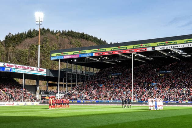 Football Bundesliga 19 20 SC Freiburg vs. Fortuna Duesseldorf 22 02 2020 The minute of silence for the attack in Hanau, at the football Bundesliga match between SC Freiburg and Fortuna Duesseldorf, on Saturday, 22 February 2020 in the Black Forest Stadium in Freiburg im Breisgau DFL REGULATIONS PROHIBIT ANY USE OF PHOTOGRAPHS AS IMAGE SEQUENCES AND OR QUASI VIDEO Copyright: xBEAUTIFULxSPORTS GerdxGruendlx