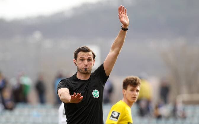 GER, 3 Liga, FC Carl Zeiss Jena vs SV Meppen 22 01 2020 , Jena, Ernst Abbe Sportfeld, GER, 3 Liga, Season 2019 2020, 25 Matchday, FC Carl Zeiss Jena vs SV Meppen in the picture Referee Patrick Kessel gives instructions DFL regulations prohibit any use of photographs as image sequences and or quasi video