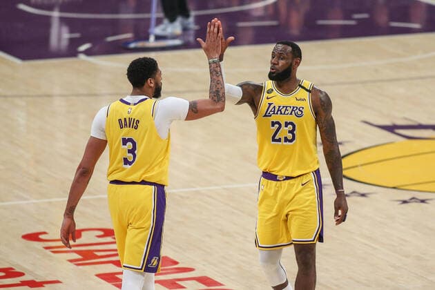 LOS ANGELES, CA - FEBRUARY 21: Los Angeles Lakers forward Anthony Davis (3) and Los Angeles Lakers forward LeBron James (23) give each other a high five during the Memphis Grizzlies vs Los Angeles Lakers game at Staples Center on Friday February 21, 2020. (Photo by Jevone Moore Icon Sportswire) NBA, Basketball Herren, USA FEB 21 Grizzlies at Lakers Icon200221107