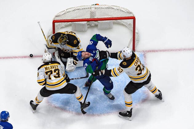 2020 Bilder des Jahres, Sport 02 Februar Sport Themen der Woche KW08 Sport Bilder des Tages VANCOUVER, BC - FEBRUARY 22: Vancouver Canucks Center Bo Horvat (53) is checked by Boston Bruins Defenceman Zdeno Chara (33) during their NHL, Eishockey Herren, USA game at Rogers Arena on February 22, 2020 in Vancouver, British Columbia, Canada. (Photo by Derek Cain Icon Sportswire) NHL: FEB 22 Bruins at Canucks Icon20022233