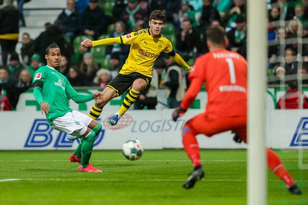 from left Theodor Gebre Selassie SV Werder Bremen, 23 , Giovanni Reyna Borussia Dortmund, BVB, 32 at the goal kick, goalkeeper, goalkeeper Jiri Pavlenka SV Werder Bremen, 1 , THE DFL GUIDELINES DO NOT PROHIBIT ANY USE OF PHOTOGRAPHS AS IMAGE SEQUENCES AND OR QUASI VIDEO , 22 02 2020, Bremen Germany , Football, Bundesliga, SV Werder Bremen Borussia Dortmund xobx