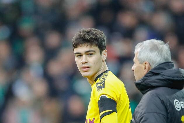 GER, 1 FBL SV Werder Bremen vs Borussia Dortmund 22 02 2020, wohninvest Weserstadion, Bremen, GER, 1 FBL SV Werder Bremen vs Borussia Dortmund, in the picture Lucien Favre coach BVB gives Giovanni Reyna Borussia Dortmund 32 instructions nordphotoxStoever nph00401