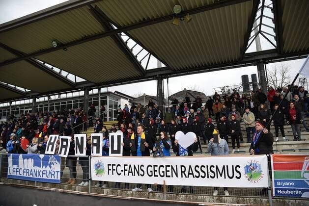 23 02 2020, GER, Frankfurt am Main, Stadion am Brentanobad, Frauenfußball, 1 Bundesliga, DIE LIGA, FLYERALARM Frauen Bundesliga Saison 2019 2020 1 FFC Frankfurt Bayer 04 Leverkusen The fans of FFC Frankfurt commemorate the victims of Hanau and protest against racism and discrimination DFL regulations prohibit any use of photographs as image sequences and or quasi video