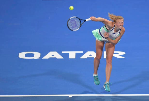 Sport Bilder des Tages (200224) -- DOHA, Feb. 24, 2020 (Xinhua) -- Katerina Siniakova of the Czech Republic serves to Ons Jabeur of Tunisia during their women s singels first round match at 2020 WTA, Tennis Damen Qatar Open tennis tournament in Doha, Qatar, Feb. 23, 2020. (Photo by Nikku Xinhua) (SP)QATAR-DOHA-TENNIS-WTA-SINGLES 