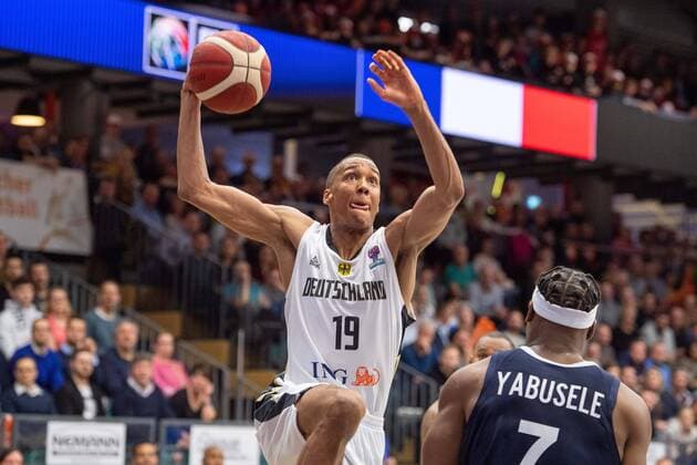 Louis OLINDE li, GER against Guerschon YABUSELE FRA, action, duel, basketball EM qualification, group G, Germany GER France FRA 83 69, to 21 02 2020 in Vechta Germany Â