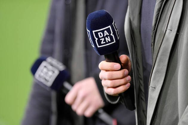 21.02.2020, Fussball 1. Bundesliga 2019 2020, 23. Spieltag, FC Bayern München - SC Paderborn 07, in der Allianz-Arena München. Sportreporter am Spielfeldrand mit DAZN-Mikrofone ***DFL and DFB regulations prohibit any use of photographs as image sequences and or quasi-video.*** *** 21 02 2020, Football 1 Bundesliga 2019 2020, 23 matchday, FC Bayern München SC Paderborn 07, at the Allianz Arena Munich Sports reporter on the sidelines with DAZN microphones DFL and DFB regulations prohibit any use of photographs as image sequences and or quasi video