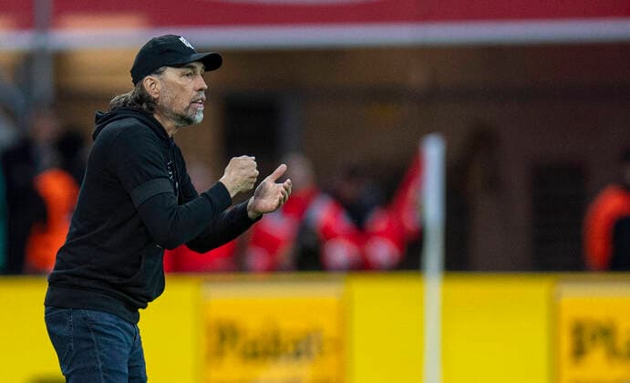 Football 1 Bundesliga, Season 2019 2020, 23 matchday, Bayer 04 Leverkusen FC Augsburg on 23 02 2020 in the BayArena in Leverkusen North Rhine-Westphalia Martin SCHMIDT Trainer, FC Augsburg half figure, gestures, facial expressions, on the sidelines, gives instructions, gives tips, DFL REGULATIONS PROHIBIT ANY USE OF PHOTOGRAPHS AS IMAGE SEQUENCES AND OR QUASI VIDEO Copyright: xChristopherxNeundorf Kirchner-Mediax