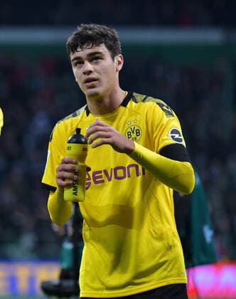 22 02 2020, xblx, Fussball 1 Bundesliga, SV Werder Bremen Borussia Dortmund emspor, v l Giovanni Reyna Borussia Dortmund , celebrating the victory with the fans DFL DFB REGULATIONS PROHIBIT ANY USE OF PHOTOGRAPHS as IMAGE SEQUENCES and or QUASI VIDEO Bremen