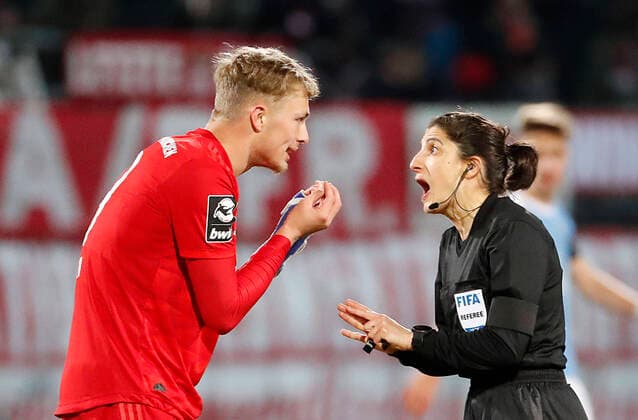 2020 Bilder des Jahres, Sport 02 Februar Sport Themen der Woche KW09 Sport Bilder des Tages CFC vs. FC Bayern München II 24.02.2020 Chemnitz, Fussball, , Stadion an der Gellertstrasse, 3. Bundesliga, 25. Spieltag, CFC CFC vs FC Bayern München II vl: Jann-Fite Arp und Schiedsricherin Riem Hussein diskutieren *** CFC vs FC Bayern Munich II 24 02 2020 Chemnitz, Sports, Football, , Stadium at Gellertstrasse, 3 Bundesliga, 25 Matchday, CFC CFC vs FC Bayern Munich II vl Jann Fite Arp and referee Riem Hussein discuss