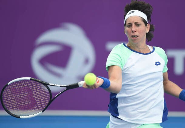 Tennis, WTA-Turnier in Doha (200225) -- DOHA, Feb. 25, 2020 (Xinhua) -- Carla Suarez Navarro of Spain hits a return during the women s singles first round match against Zhang Shuai of China at the 2020 WTA, Tennis Damen Qatar Open tennis tournament in Doha, Qatar, Feb. 24, 2020. (Photo by Nikku Xinhua) (SP)QATAR-DOHA-TENNIS-WTA-SINGLES 