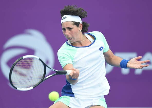 Tennis, WTA-Turnier in Doha (200225) -- DOHA, Feb. 25, 2020 (Xinhua) -- Carla Suarez Navarro of Spain hits a return during the women s singles first round match against Zhang Shuai of China at the 2020 WTA, Tennis Damen Qatar Open tennis tournament in Doha, Qatar, Feb. 24, 2020. (Photo by Nikku Xinhua) (SP)QATAR-DOHA-TENNIS-WTA-SINGLES 