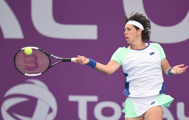 Tennis, WTA-Turnier in Doha (200225) -- DOHA, Feb. 25, 2020 (Xinhua) -- Carla Suarez Navarro of Spain hits a return during the women s singles first round match against Zhang Shuai of China at the 2020 WTA, Tennis Damen Qatar Open tennis tournament in Doha, Qatar, Feb. 24, 2020. (Photo by Nikku Xinhua) (SP)QATAR-DOHA-TENNIS-WTA-SINGLES 