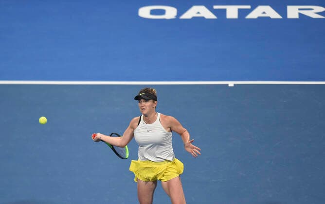 Tennis, WTA-Turnier in Doha (200225) -- DOHA, Feb. 25, 2020 (Xinhua) -- Elina Svitolina of Ukraine hits a return during the women s singles second round match against Amanda Anisimova of the United States at the 2020 WTA, Tennis Damen Qatar Open in Doha, Qatar, Feb. 24, 2020. (Xinhua Nikku) (SP)QATAR-DOHA-TENNIS-WTA-SINGLES 