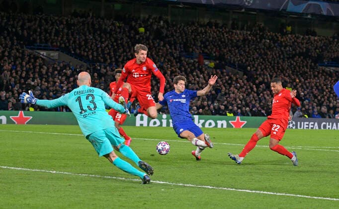 25 02 2020, Football UEFA Champions League 2019 2020, Round of 16, FC Chelsea London FC Bayern München, at Stamford Bridge Stadium in London Serge Gnabry FC Bayern München meets Willy Caballero FC Chelsea London for the 0 1 against DFL and DFB regulations prohibit any use of photographs as image sequences and or quasi video