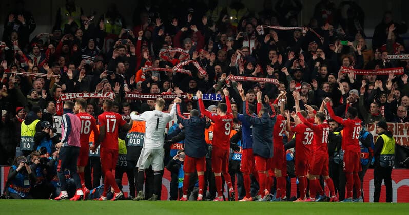 Sport Bilder des Tages Bayern Munich celebrate with their fans during the UEFA Champions League match at Stamford Bridge, London. Picture date: 25th February 2020. Picture credit should read: David Klein Sportimage EDITORIAL USE ONLY. No use with unauthorised audio, video, data, fixture lists, club league logos or live services. Online in-match use limited to 120 images, no video emulation. No use in betting, games or single club league player publications. SPI-0516-0096