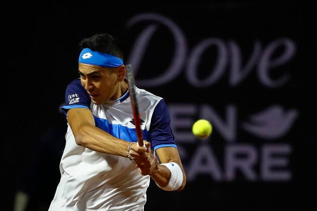 Tenis, Chile Dove MenCare Open ATP, Tennis Herren 250 de Santiago. El tenista Alejandro Tabilo de Chile regresa la bola a Paolo Lorenzi de Italia durante el ATP 250 Chile Dove MenCare Open Santiago, Chile. 25 02 2020 Felipe Zanca Photosport ATP 250 de Santiago 2020, Alejandro Tabilo vs Paolo Lorenzi