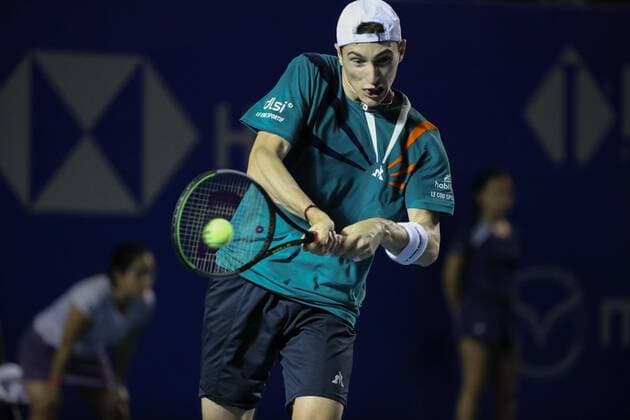 French Ugo Humbert returns a ball against Australian Nick Kyrgios, during a game of the Mexican Tennis Open held in Acapulco, in the state of Guerrero, Mexico, 25 February 2020. Mexican Tennis Open in Acapulco !ACHTUNG: NUR REDAKTIONELLE NUTZUNG!  Copyright: xDavidxGuzmanx MEX6103 20200226-637182986041555259