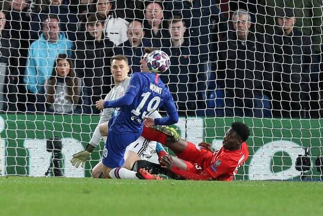 l r in the duel, action, with Manuel Neuer 1 FC Bayern Muenchen , Mason Mount 19 FC Chelsea , Alphonso Davies 19 FC Bayern Muenchen , FC Chelsea vs FC Bayern Muenchen , Football, Round of 16, Champions League, 25 02 2020 London London England Copyright: xkolbert-press ChristianxKolbertx