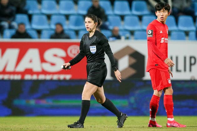 Chemnitz, 24 02 2020, Stadion An der Gellertstraße, Football, Men, 3 League, 25 Matchday, Chemnitzer FC FC Bayern München II , In the picture from referee Riem Hussein and Woo Yeong Jeong 21, Bayern II ,