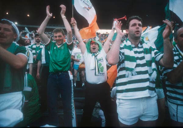 Fussball EM 1988 in Deutschland: Irland - Sowetunion 1:1 15.06.1988 in Hannover. Irische Fans. *** 1988 European Football Championship in Germany Ireland Soviet Union 1 1 15 06 1988 in Hanover Irish fans HM