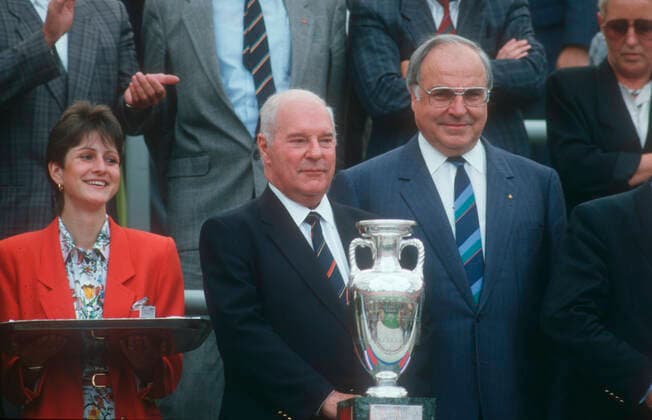 1988 European Football Championship in Germany Final Netherlands Soviet Union 2 0 25 06 1988 in Munich UEFA President Jacques Georges Mitte and Federal Chancellor Helmut Kohl with the cup HM