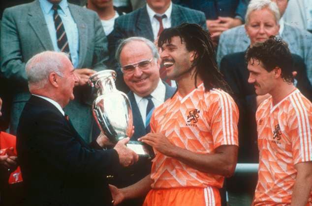 Fussball EM 1988 in Deutschland: Finale: Niederlande - Sowetunion 2:0 25.06.1988 in München. UEFA-Präsident Jacques Georges überreicht den Pokal an Ruud Gullit. Mitte: Bundeskanzler Helmut Kohl. Rechts: Jan Wouters. *** 1988 European Football Championship in Germany Final Netherlands Soviet Union 2 0 25 06 1988 in Munich UEFA President Jacques Georges hands over the cup to Ruud Gullit Middle Chancellor Helmut Kohl Right Jan Wouters HM