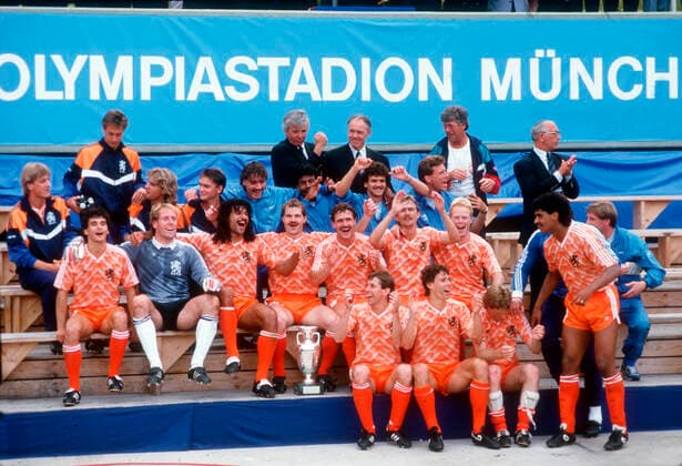 Soccer EM 1988 in Germany Final Netherlands Sowetunion 2 0 25 06 1988 in Munich Team Netherlands with cup HM