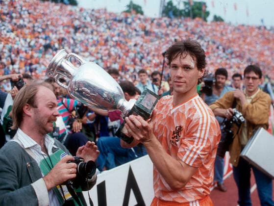 Football European Championship 1988 in Germany Final Netherlands Sowetunion 2 0 25 06 1988 in Munich Marco van Basten NL with cup on the lap of honour HM