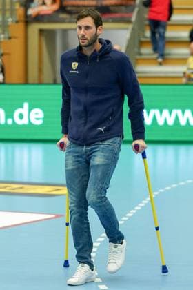 Uwe Gensheimer RNL, 3 on crutches, the player falls out with an injury at the ankle, injured, injury, injury break, action, action, game scene, freehand, full body, single picture, 26 02 2020, Mannheim Germany , Handball, EHF Cup, Rhein Neckar Löwen Liberbank Cuenca xozx