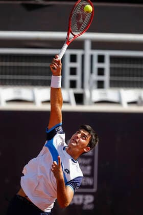 Tenis, Chile Dove MenCare Open ATP, Tennis Herren 250 de Santiago. El tenista Tomas Barrios de Chile prepara el saque a Hugo Dellien de Bolivia durante el ATP 250 Chile Dove MenCare Open Santiago, Chile. 26 02 2020 Felipe Zanca Photosport ATP 250 de Santiago 2020, Tomas Barrios vs Hugo Dellien