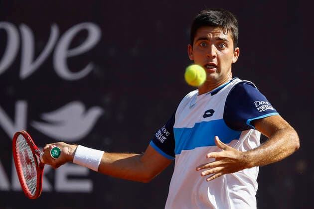 Tenis, Chile Dove MenCare Open ATP, Tennis Herren 250 de Santiago. El tenista Tomas Barrios de Chile regresa la bola a Hugo Dellien de Bolivia durante el ATP 250 Chile Dove MenCare Open Santiago, Chile. 26 02 2020 Felipe Zanca Photosport ATP 250 de Santiago 2020, Tomas Barrios vs Hugo Dellien