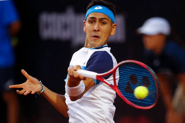 Tenis, Chile Dove MenCare Open ATP, Tennis Herren 250 de Santiago. El tenista Alejandro Tabilo de Chile regresa la bola a Casper Ruud de Noruega durante el ATP 250 Chile Dove MenCare Open Santiago, Chile. 26 02 2020 Felipe Zanca Photosport ATP 250 de Santiago 2020, Alejandro Tabilo vs Casper Ruud