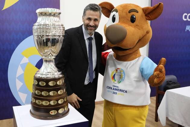 Former captain of the Colombian soccer team Mario Yepes and the mascot of the Copa America 2020 called Pibe poses next to the Copa America trophy during the press conference, PK, Pressekonferenz on the launch of the Copa America 2020 in Bogota, Colombia, 26 February 2020. EFE Carlos Ortega Launch of the Copa America 2020 in Bogota !ACHTUNG: NUR REDAKTIONELLE NUTZUNG!  Copyright: xCarlosxOrtegax AME8319 20200227-637183622313541329