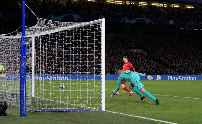 25 02 2020, Football UEFA Champions League 2019 2020, Round of 16, FC Chelsea London FC Bayern München, in the stadium at Stamford Bridge in London Scored the goal for Robert Lewandowski FC Bayern München Goalkeeper Willy Caballero FC Chelsea London without a chance DFL and DFB regulations prohibit any use of photographs as image sequences and or quasi video